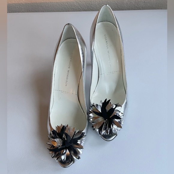 SIGERSON MORRISON | METALLIC SILVER PEEP TOE HEELED SANDAL - Picture 5 of 8